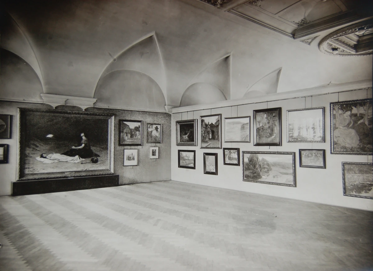Pohled do sálu plzeňské radnice s expozicí obrazárny Spolku přátel výtvarného umění v Plzni, kolem 1915, foto Západočeské muzeum v Plzni Pohled do sálu plzeňské radnice s expozicí obrazárny Spolku přátel výtvarného umění v Plzni, kolem 1915, foto Západočeské muzeum v Plzni