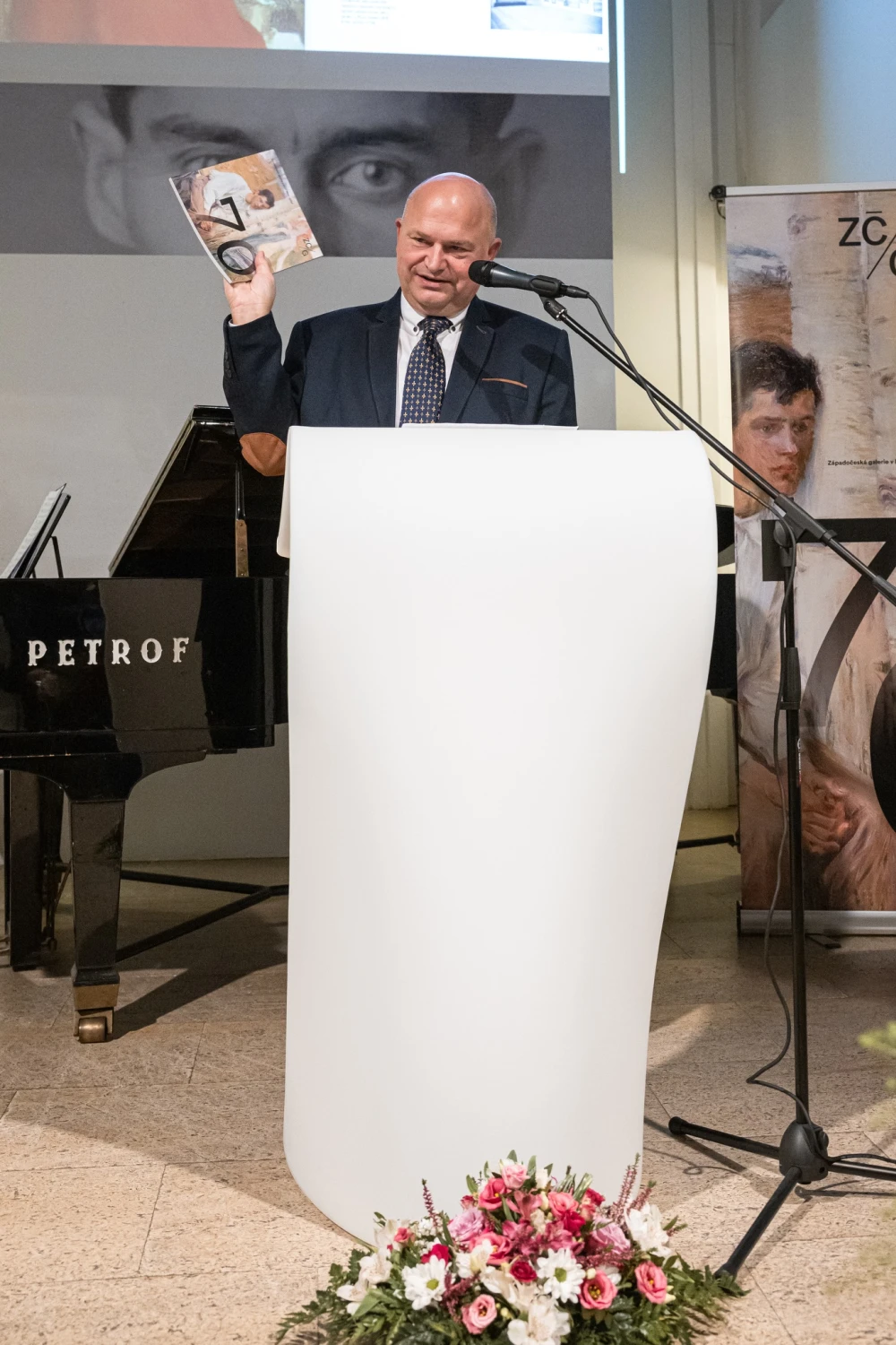 Slavnostní uvedení publikace prof. Vítem Vlnasem Slavnostní uvedení publikace prof. Vítem Vlnasem
